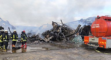 Afyon'da orman ürünleri fabrikasının deposundaki yangına müdahale 2'nci gününde