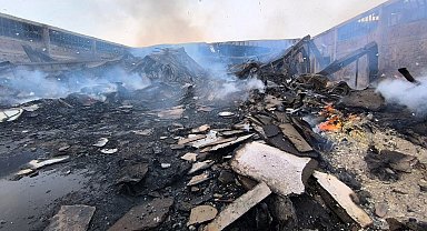 Afyon'daki orman ürünleri deposu yangınının 3'üncü gününde soğutma çalışması yapılıyor