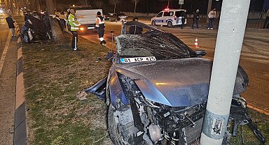 Ağaca çarpıp ikiye bölünen otomobilin ön kısmında sürüklenen sürücü hafif yaralandı