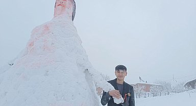 Ailesiyle kar yağışını eğlenceye dönüştürüp, 5,5 metrelik kardan gelin yaptılar