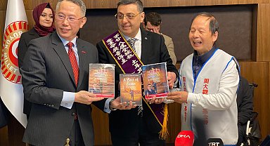 AK Parti'li Bayram'ın, 'Buğday Tanesi' kitabı Çinceye çevrildi