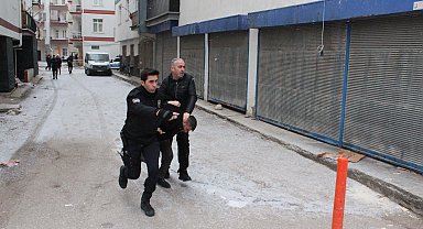 Akrabasını tüfekle yaraladı, evine girerken yakalandı