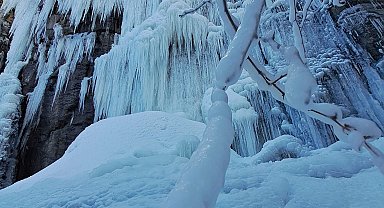 Aksaray'da Ilısu Şelalesi buz tuttu