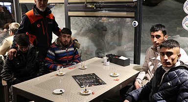 Ali Dağı'nın zirvesinde mahsur kalan 4 genç, 2 saatte kurtarıldı