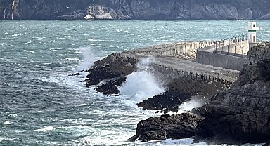 Amasra'da fırtına; dalga boyu 3 metreye ulaştı