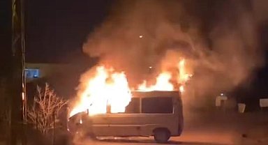 Amasya'da seyir halindeyken alev alan minibüs yandı