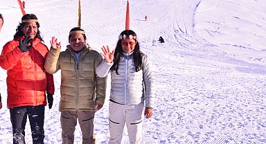 Amazon Ormanları'ndan Uludağ'ın zirvesine; Waorani Kabilesi üyeleri karla tanıştı