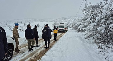 Ambulans kara saplandı, iş makineleriyle yol açılarak hamile kadın hastaneye ulaştırıldı