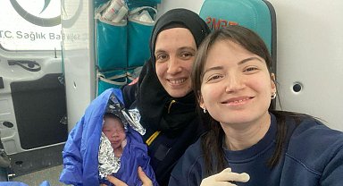 Ambulansta doğum yaptı