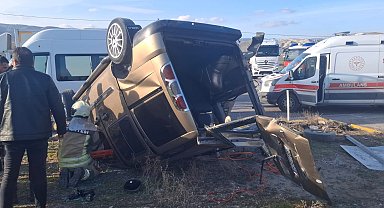 Ankara'da öğrenci servisi ile hafif ticari araç çarpıştı; 8 yaralı