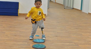 Annesinin kucağında enkaz altında kalan Hasan bebek, protezle yaşama tutundu