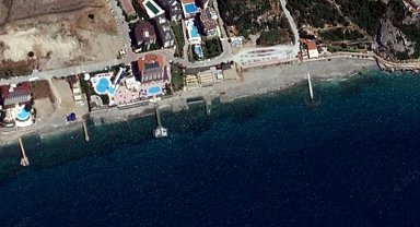 Antalya kıyılarında deniz doldurularak yapılan iskeleler, uydu fotoğraflarında