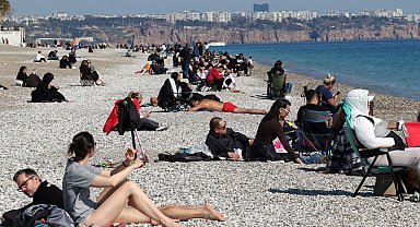 Antalya'da güneşli havada sahil keyfi