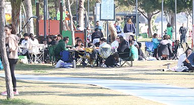 Antalya'da tatilin son gününde sahilde yoğunluk