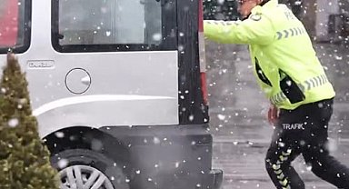 Aracı yol ortasında arıza yapan sürücünün yardımına polis ekipleri yetişti