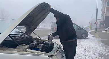 Ardahan buz kesti; donan akülere sıcak su döküp, araçlarını çalıştırdılar