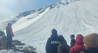 Ardahan'da ev ve ahırın üzerine çığ düştü