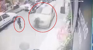 Arkadaşıyla kar topu oynayan çocuğa taksi çarptı; kaza kamerada