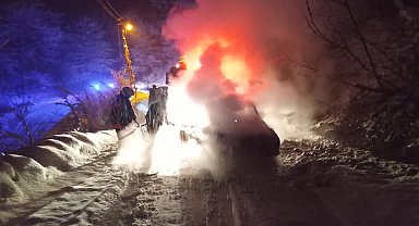 Artvin'de seyir halindeki kamyonet alev aldı