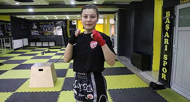 Asansör kazasında 3 parmağını kaybeden Leylanur'un hedefi muaythaide milli takıma seçilmek