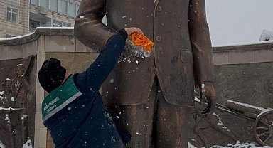 Atatürk Anıtı'nın üzerindeki karları temizledi