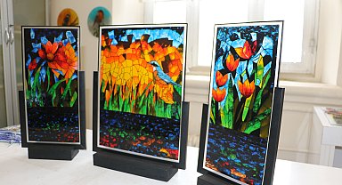 Atık camlardan bitki ve kuş figürleri yapıyorlar