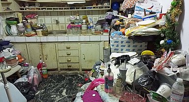 Aydın'da kötü koku yayılan evden 7 traktör römorku dolusu çöp çıktı