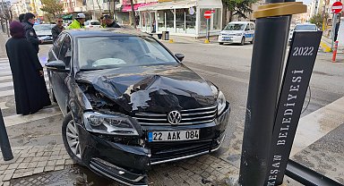 Aydınlatma direğine çarpan otomobilin sürücüsü yaralandı