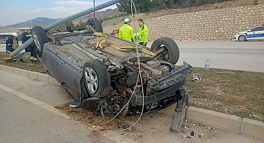 Aydınlatma direğine çarpıp takla atan otomobilin sürücüsü ağır yaralandı