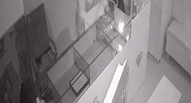 Aynı gece hem bakkal hem de kuyumcu dükkanından hırsızlık yaptılar