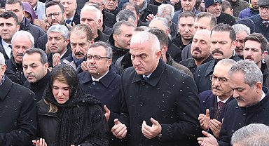 Bakan Ersoy'dan 'Deprem Şehitliği'ne ziyaret