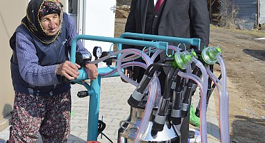Bakan Kacır'dan, 80 yaşındaki kadın besiciye süt sağım makinesi