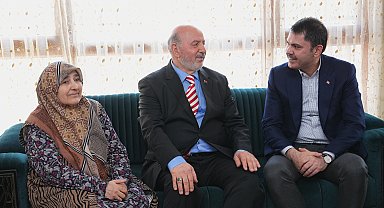 Bakan Kurum'dan depremzede Çolak ailesine ziyaret