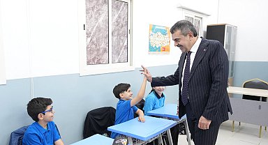 Bakan Tekin, Suudi Arabistan'da Uluslararası Türk Okulunu ziyaret etti