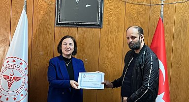 Bakanlıktan, 18 yıl sonra sigarayı bırakan oto tamir ustasına sertifika