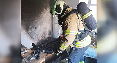 Balıkesir'de 3 katlı binadaki yangın söndürüldü