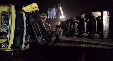 Balıkesir'de devrilen mermer yüklü TIR'ın şoförü yaralandı