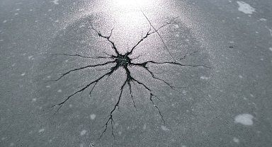 Baraj gölünün buz tutan yüzeyinde ilginç şekiller