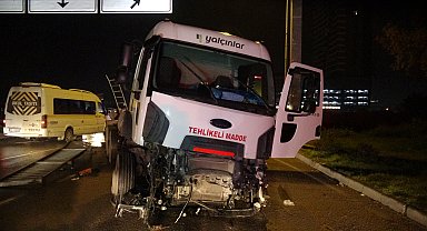 Bariyeri aşıp karşı şeride geçen tanker, taksiye çarptı: 1 yaralı