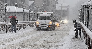 Bartın'da 106 köy yolu ulaşıma kapandı; tepsiyle kayarken yaralandı