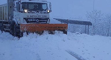 Bartın'da kar yağışı nedeniyle 34 köy yolu ulaşıma kapandı