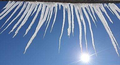 Başkale'de teromemetreler eksi 22,9'u gösterdi, çatılarda buz sarkıtları oluştu