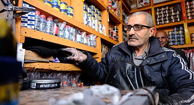 Bedensel engelli baba, ayakkabı boyacılığı yaparak 7 çocuğunu büyüttü