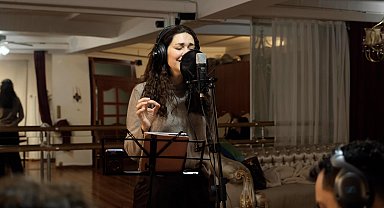 Bergüzar Korel Annem Ankara'da şarkı söyledi