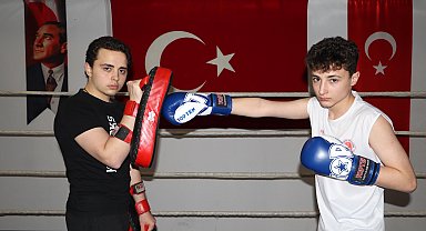 Beyin kanaması geçirince bıraktığı kick boksu öğrettiği kardeşi, ilk turnuvada kürsüye çıktı