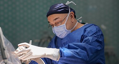 Beyin ve Sinir Cerrahisi Uzmanı Doç. Dr. Ali Zırh, 2 bininci Parkinson ameliyatını yaptı