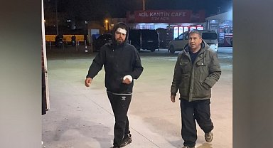 Bıçakladıkları Suriyeli genci, tüfekle gasbettiler