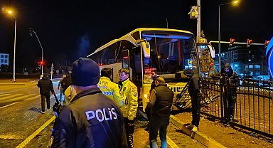 Bingöl'de yolcu otobüsü ile taksi çarpıştı: 4 yaralı