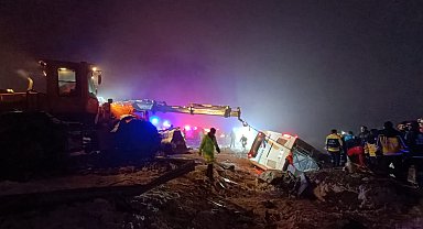 Bingöl'de yolcu otobüsü şarampole devrildi: 4 ölü, 32 yaralı
