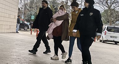 Birinin kucağında bebek olan 2 hırsızlık şüphelisi girdikleri dairede yakalandı